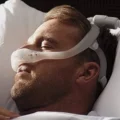 philips-dreamwear-nasal-cushion-m-wearing-bed